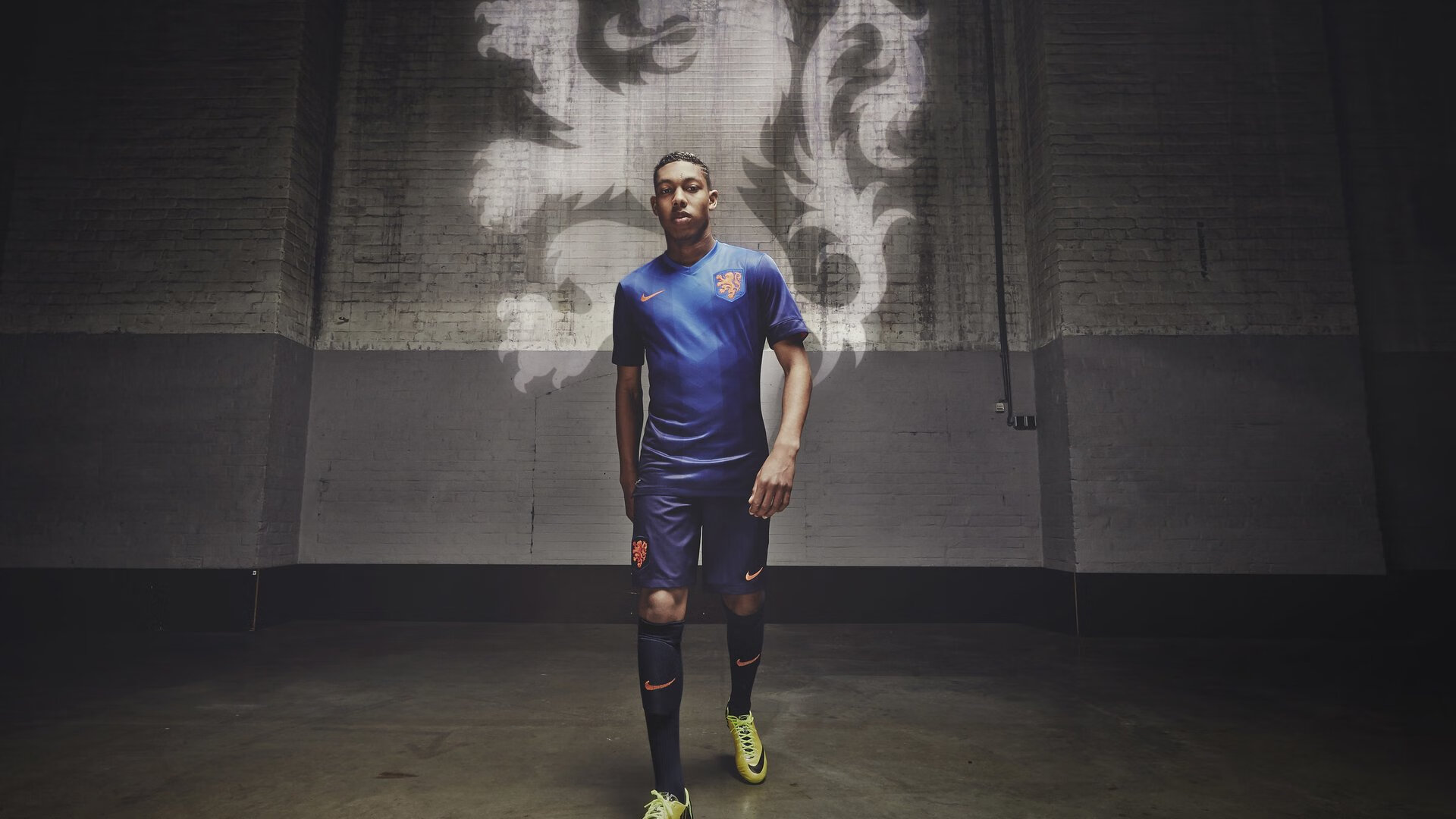 开云体育入口-赛道与绿茵的隐喻，库尔图瓦如何诠释F1争冠之夜的攻防转换艺术