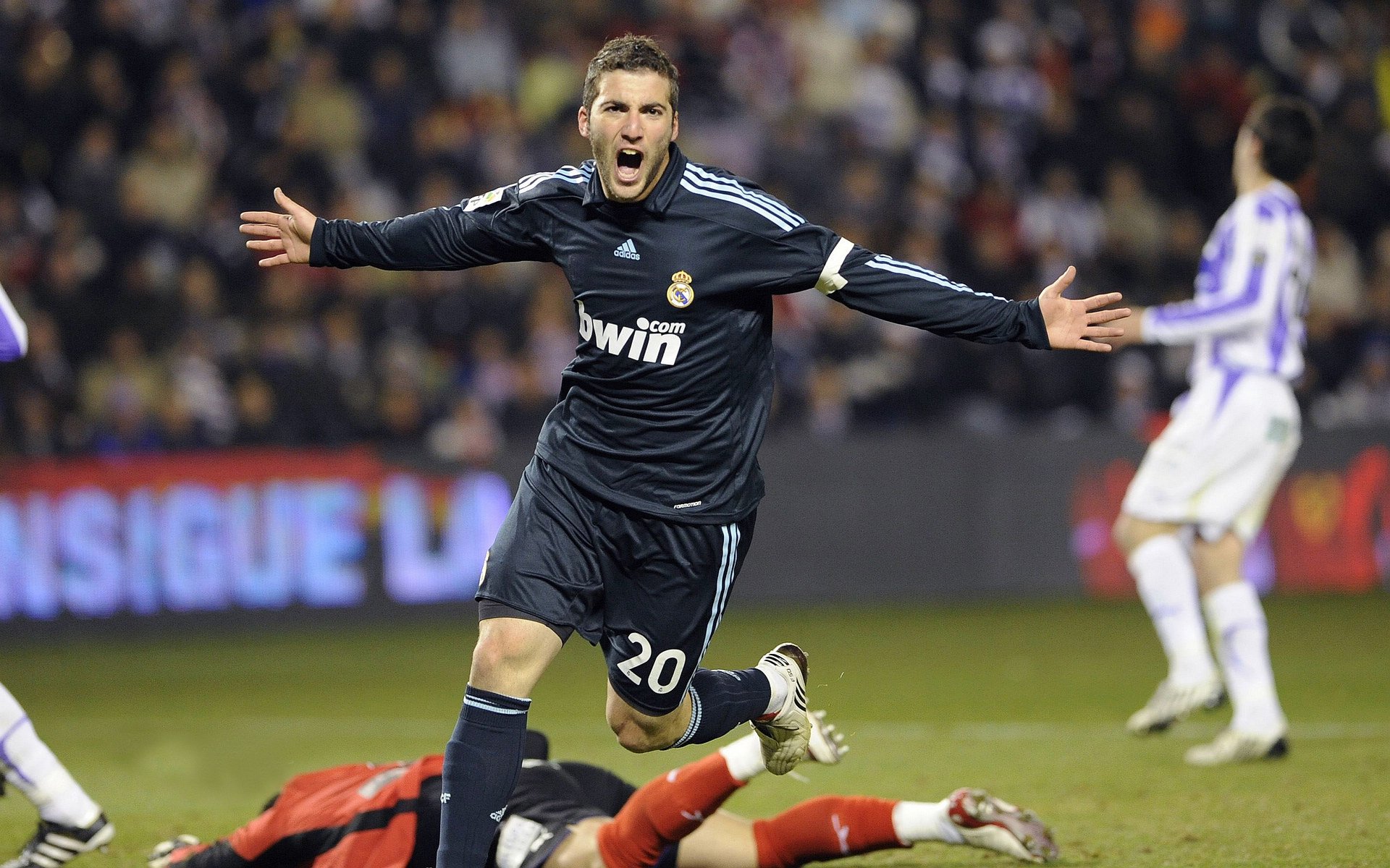 开云下载-从雅温得到雷克雅未克，伊萨克，在世界的聚光灯下野蛮生长